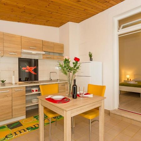 Comfortable Modern Studio With Shaded Patio Split Luaran gambar