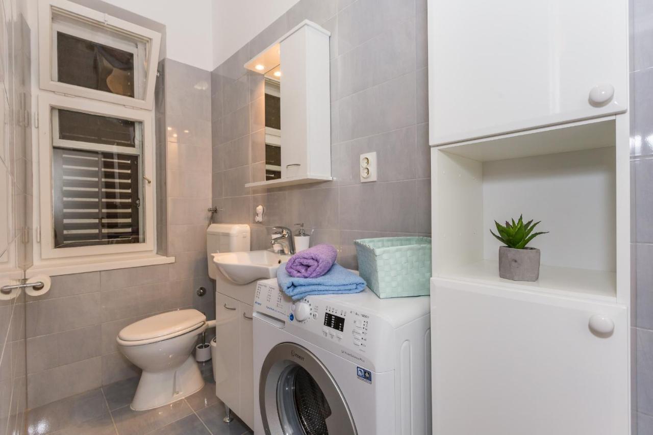 Comfortable Modern Studio With Shaded Patio Split Luaran gambar
