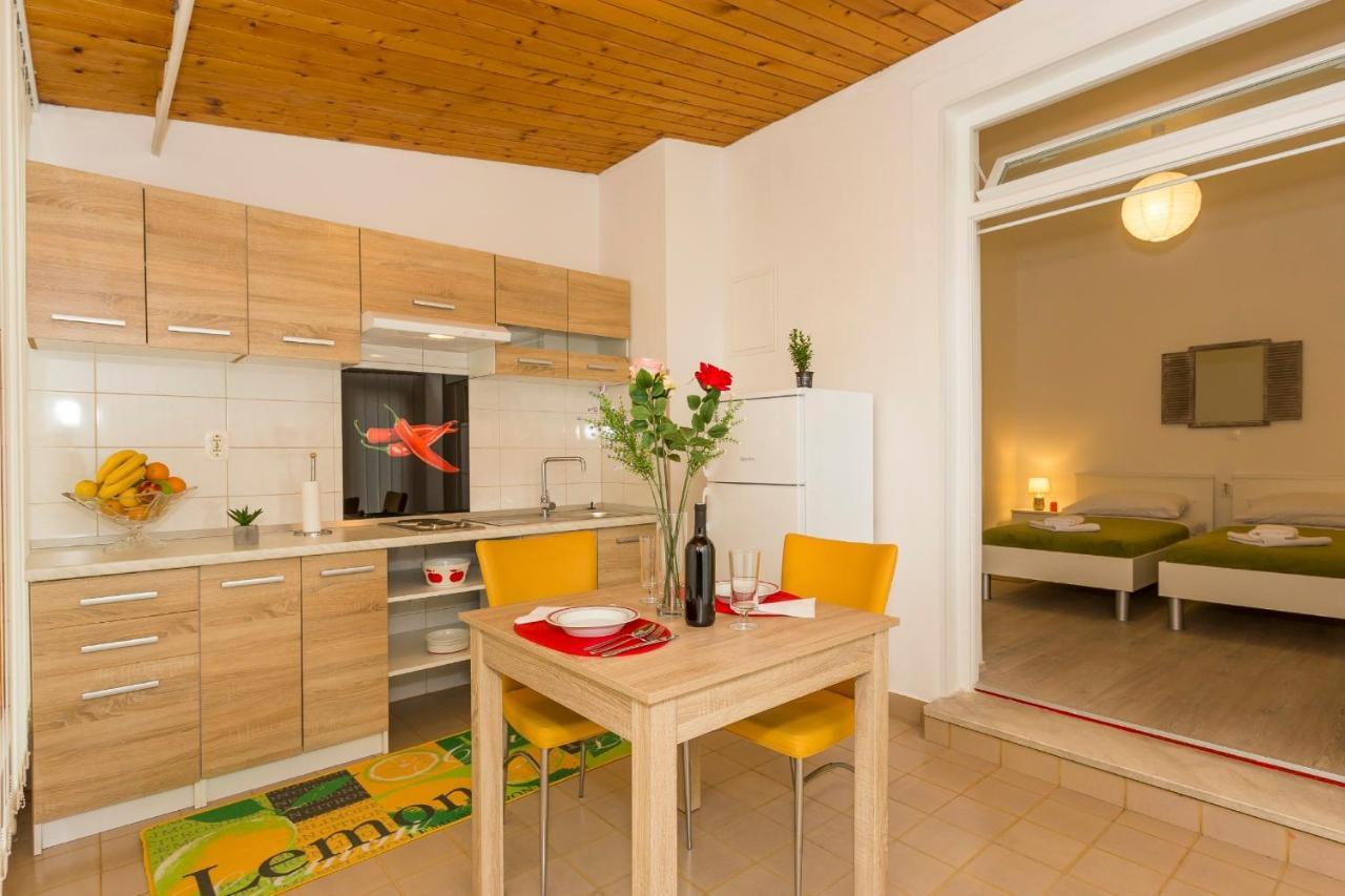 Comfortable Modern Studio With Shaded Patio Split Luaran gambar