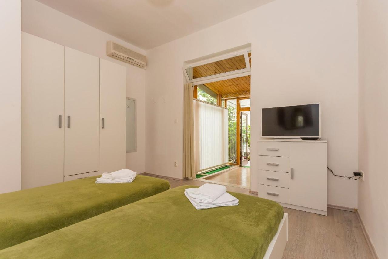 Comfortable Modern Studio With Shaded Patio Split Luaran gambar