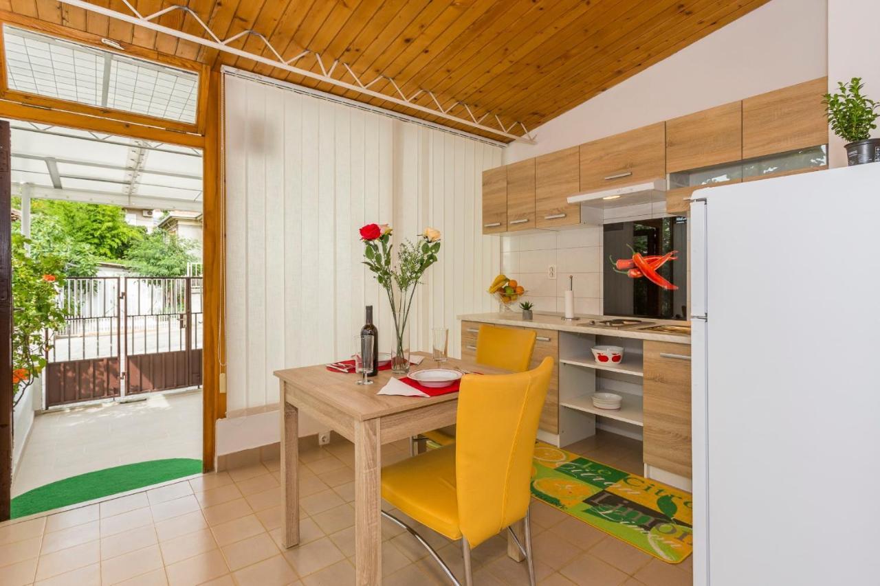 Comfortable Modern Studio With Shaded Patio Split Luaran gambar