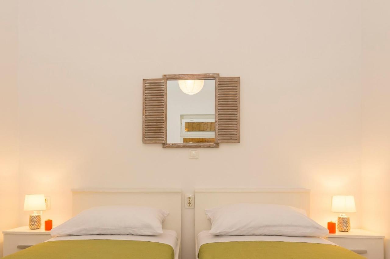Comfortable Modern Studio With Shaded Patio Split Luaran gambar