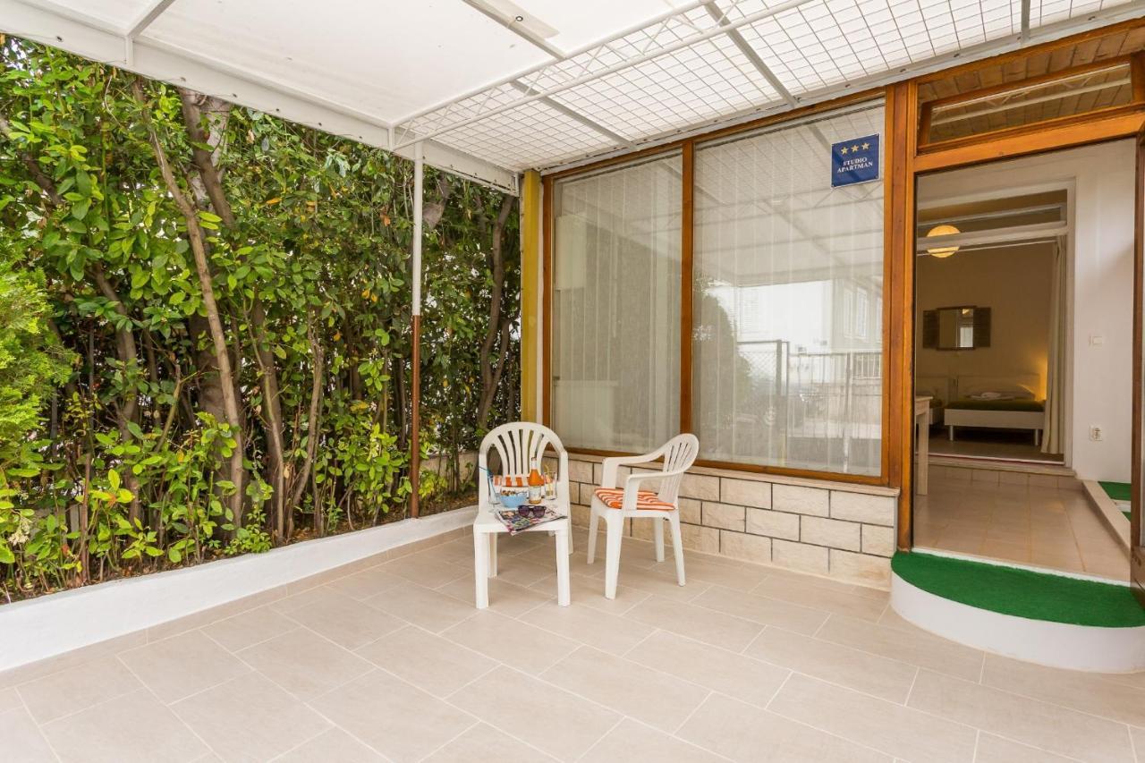 Comfortable Modern Studio With Shaded Patio Split Luaran gambar