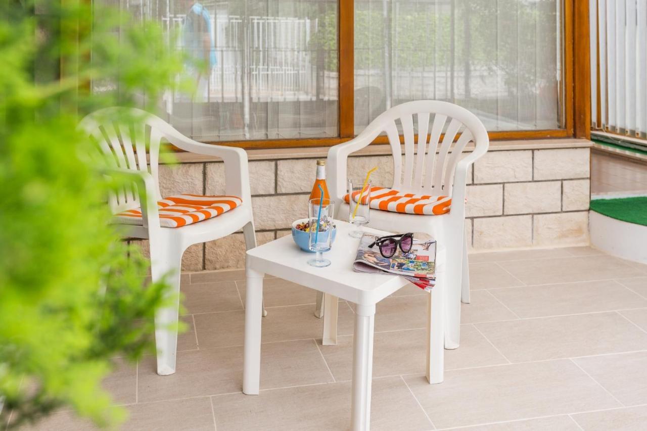 Comfortable Modern Studio With Shaded Patio Split Luaran gambar