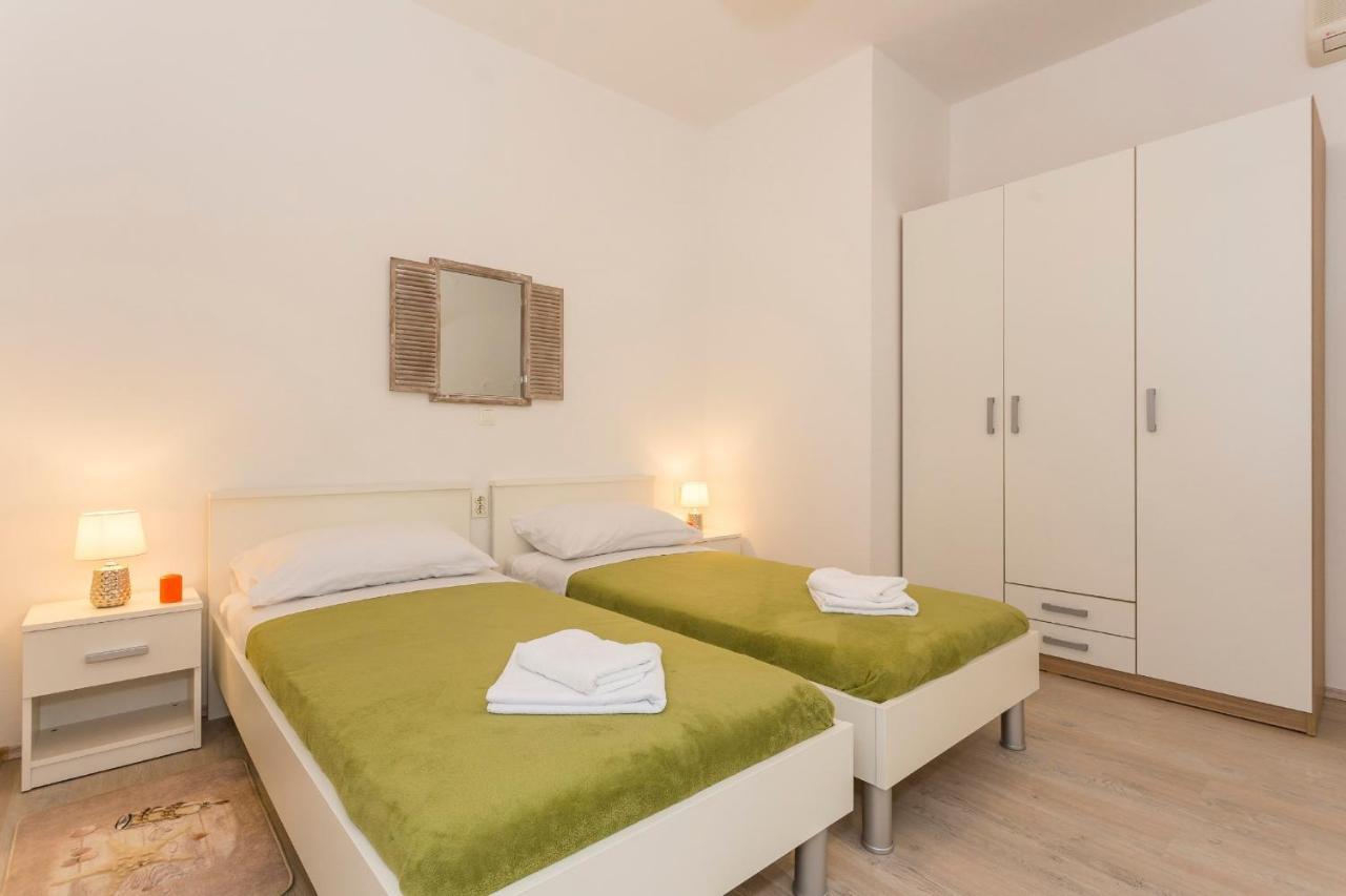 Comfortable Modern Studio With Shaded Patio Split Luaran gambar